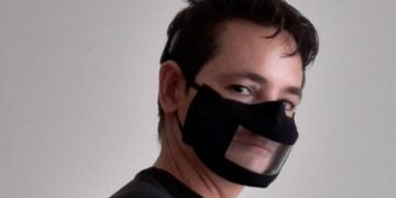 Marcos Lechet con mascarilla transparente