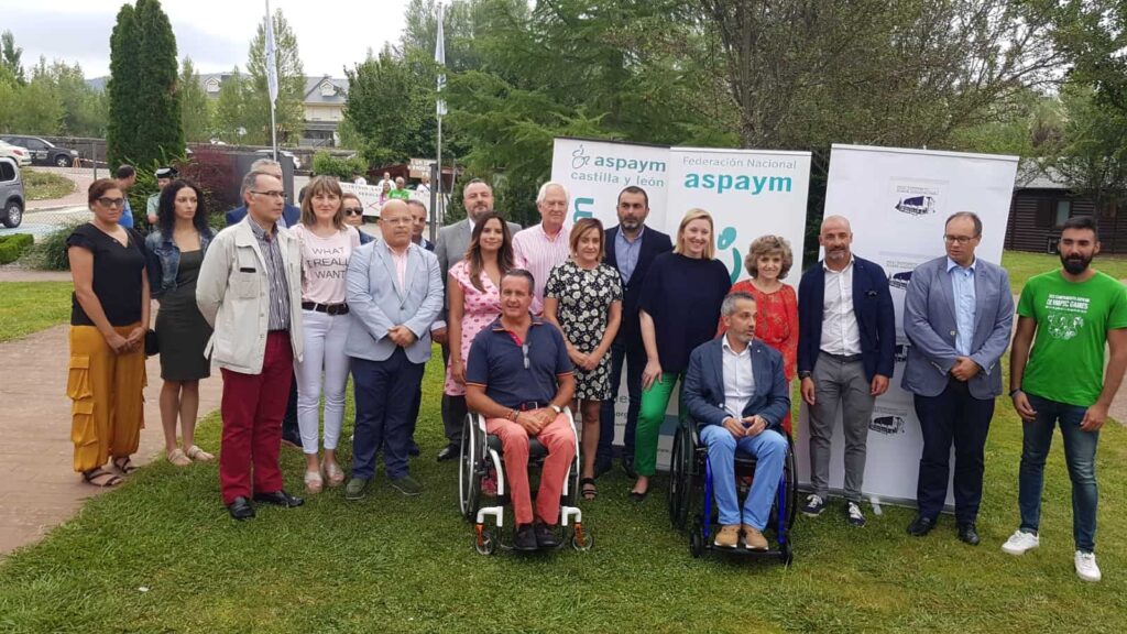 María Luisa Carcedo junto a Nacho Tremiño y Jesús Celada y más personas