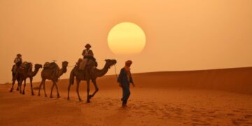 Paseo en camello por el desierto, una de las excursiones más típicas de Marruecos