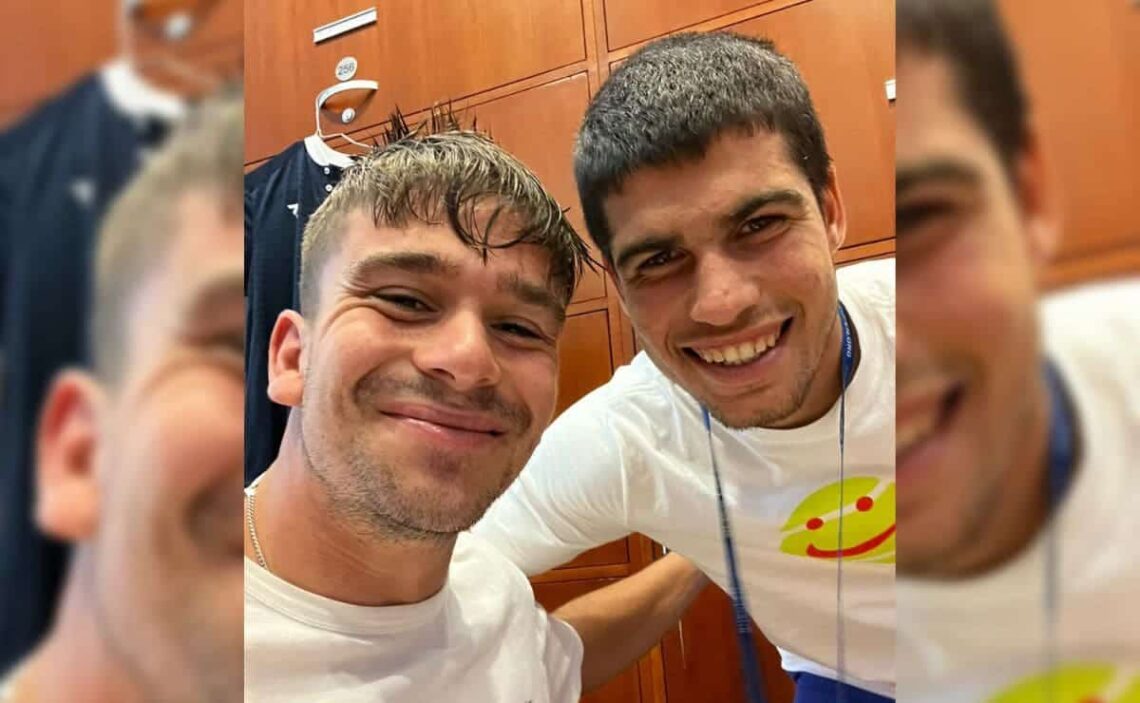 El tenista en silla de ruedas Martín De la Puente junto a Carlos Alcaraz, el nuevo número 1 del mundo