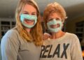 Mascarillas Ashley Lawrence junto a su madre
