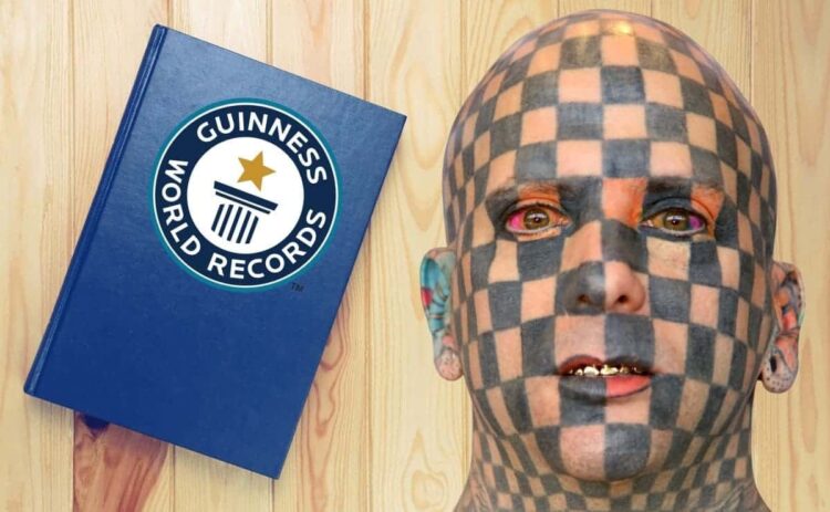 El hombre con más cuadrados tatuados del mundo según el Libro Guinnes de récords mundiales