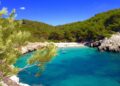 Playa con agua cristalina situada en Menorca