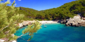Playa con agua cristalina situada en Menorca