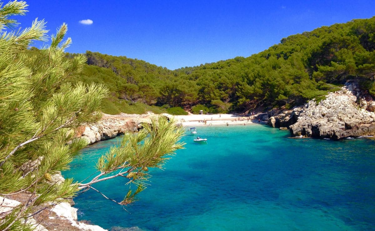 Playa con agua cristalina situada en Menorca