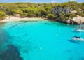 Cala de Menorca con el agua cristalina, uno de los grandes atractivos de la isla
