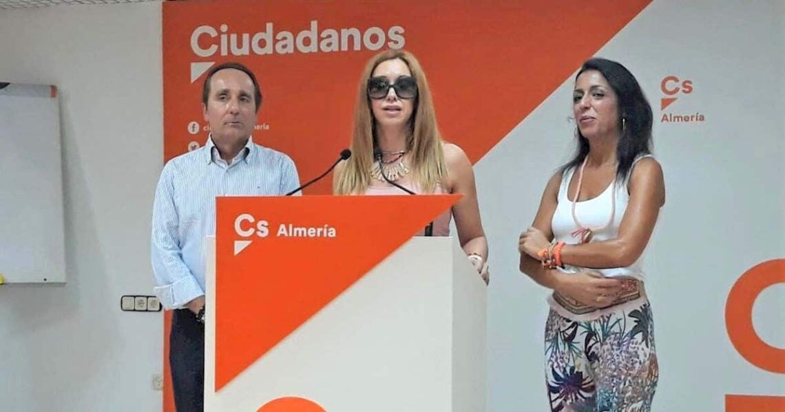 Mercedes López junto a Marta Bosquet y Andrés Samper en una rueda de prensa