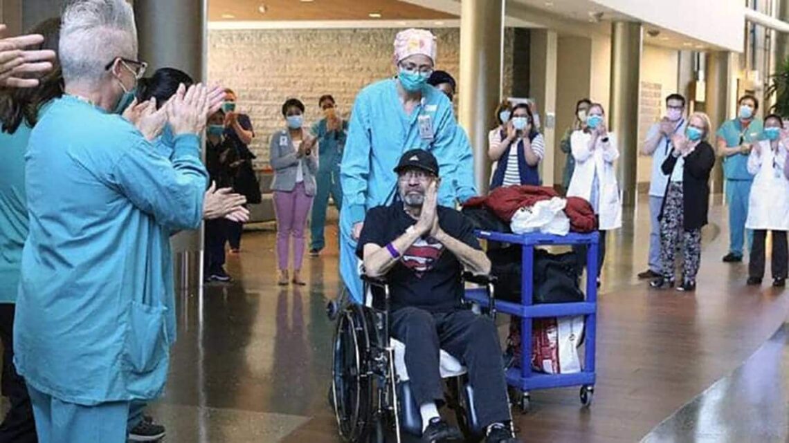 Michael Flor saliendo del hospital