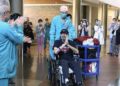 Michael Flor saliendo del hospital