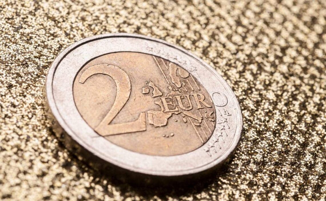 Moneda - dos euros. Canva