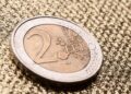 Moneda - dos euros. Canva