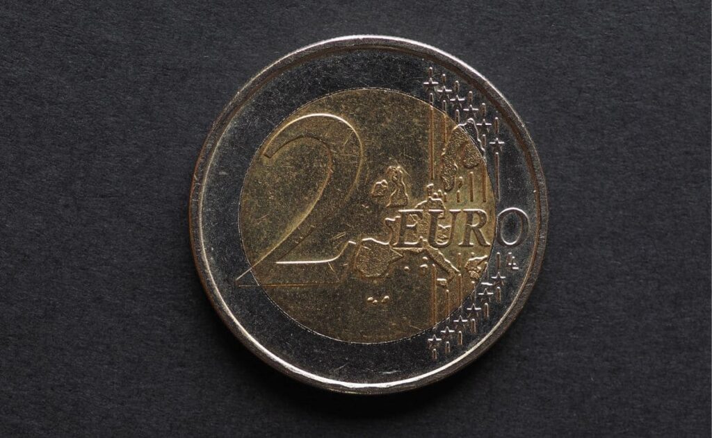 Alerta Seguridad Social sobre moneda de dos euros./ Foto de Canva