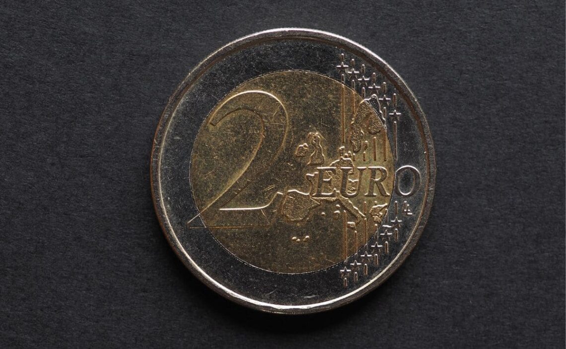 Alerta Seguridad Social sobre moneda de dos euros./ Foto de Canva