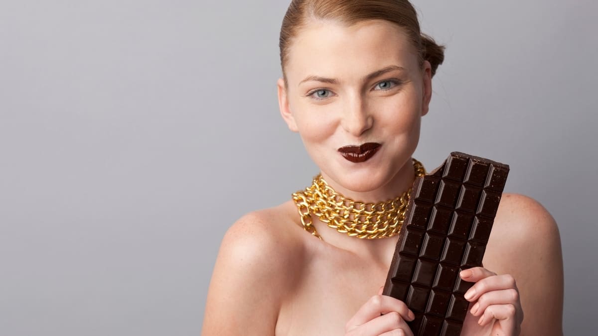 Mujer comiendo chocolate