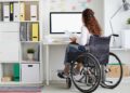 mujer con discapacidad trabajando