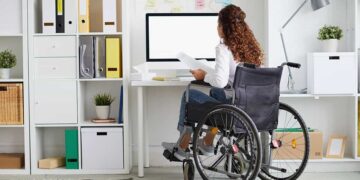 mujer con discapacidad trabajando