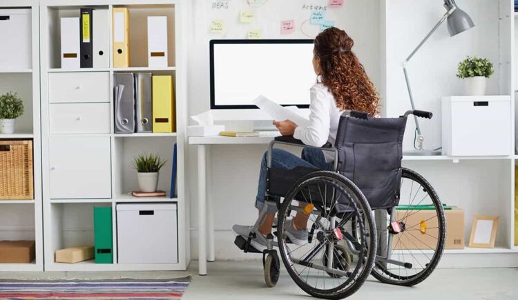mujer con discapacidad trabajando