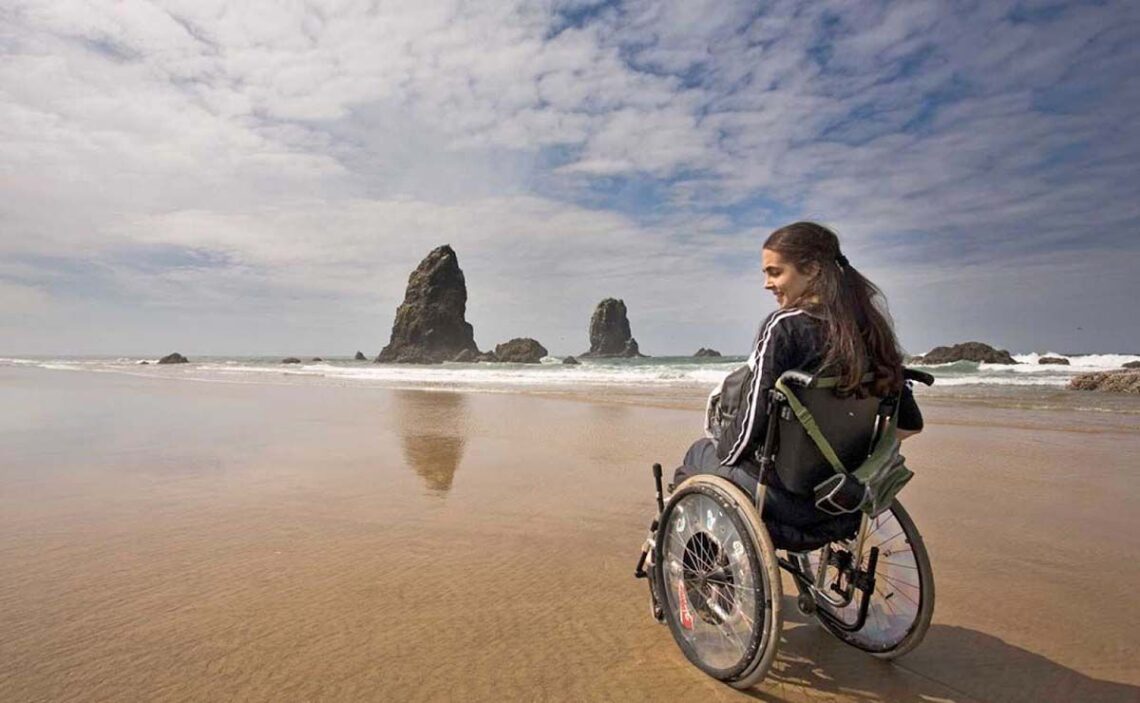 Mujer con discapacidad en la playa