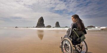 Mujer con discapacidad en la playa