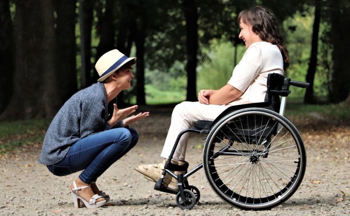Mujer en silla de ruedas