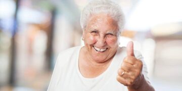 Persona mayor dependencia sonriendo