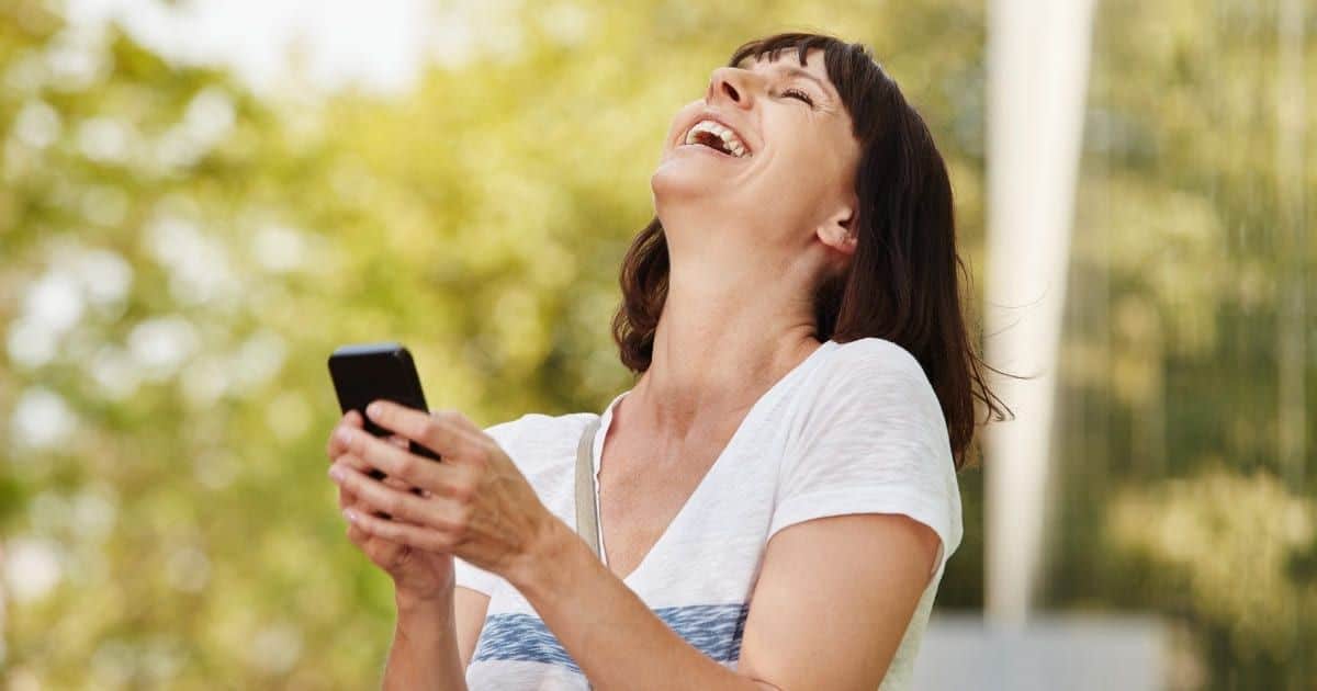 Mujer riendo - Beneficia para perder peso