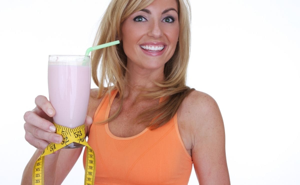 Mujer tomando batido proteínas