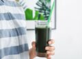 Una persona tomando espirulina