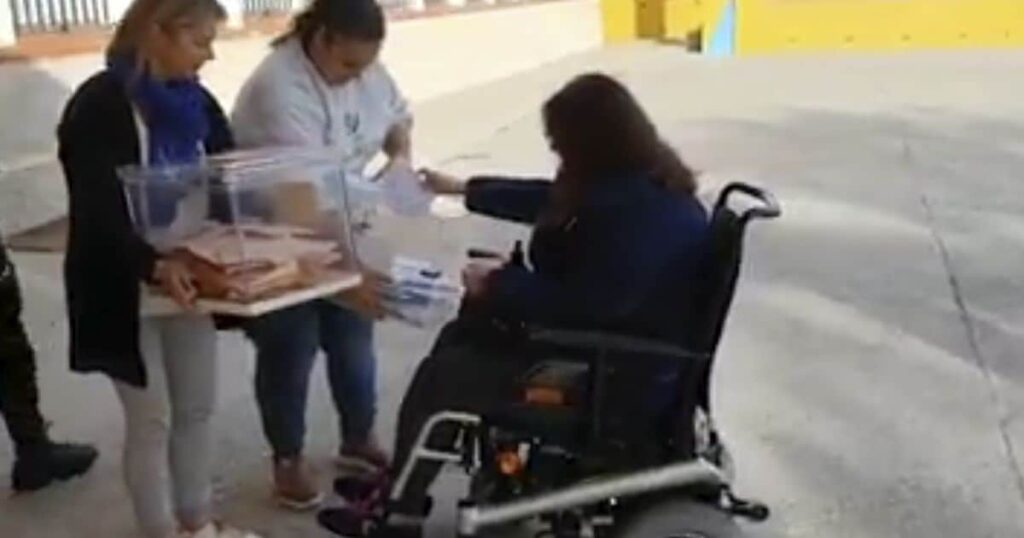 Mujer votando en la calle