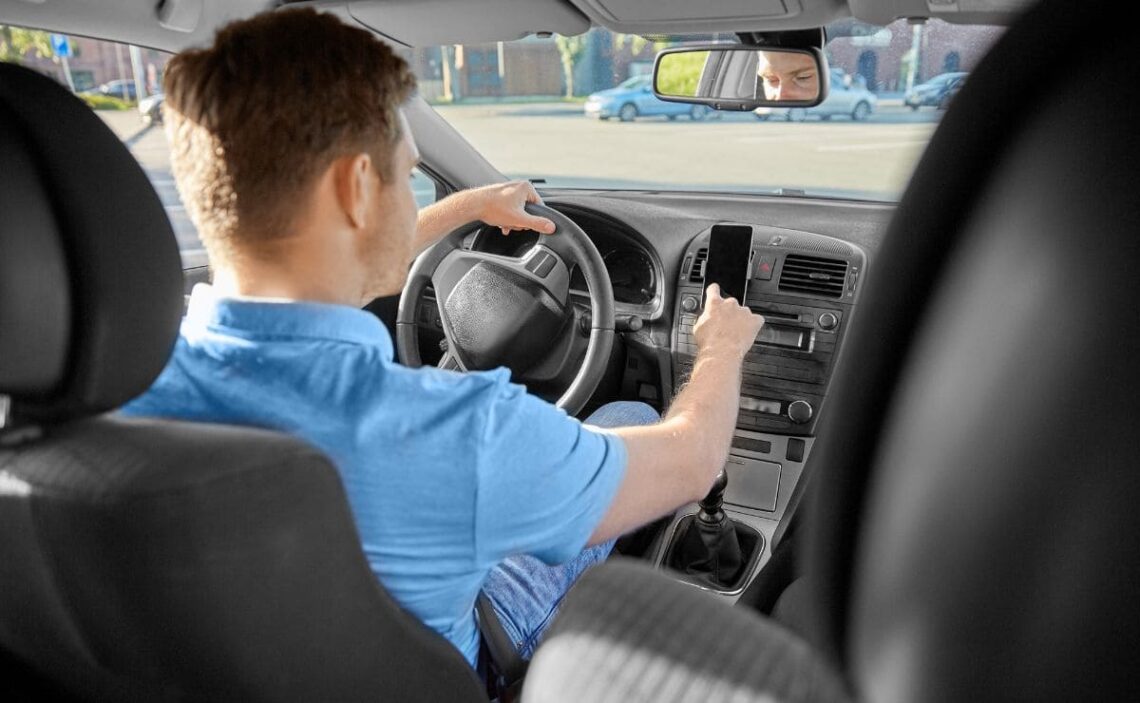 Multas de la DGT por utilizar GPS durante la conducción