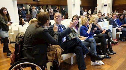 La representante de la Asociación Mujeres Marroquíes, Nadia Otmani, se enfrenta al portavoz de Vox en el Ayuntamiento de Madrid, Javier Ortega Smith, durante el acto municipal por el Día contra la Violencia Machista. - DAVID ARENAL