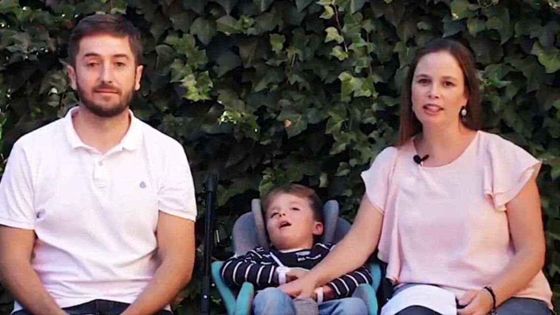 Nico junto a sus padres