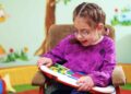 Niña con parálisis cerebral en clases