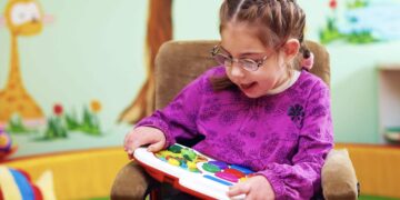 Niña con parálisis cerebral en clases