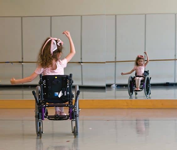 Niña en silla de ruedas haciendo ballet