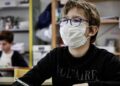 Niño con mascarilla en el colegio