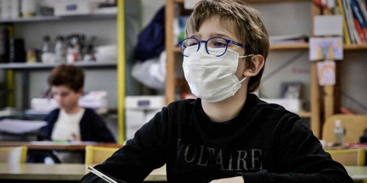 Niño con mascarilla en el colegio