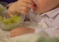 Niño comiendo uvas