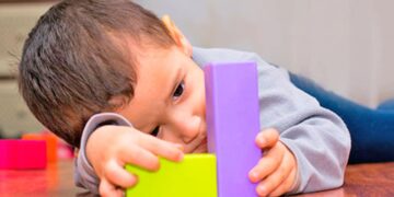 Niño pequeño con autismo