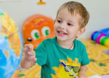 Niño con autismo terapia rehabilitación