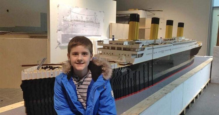 Un niño con autismo construye la maqueta del Titanic