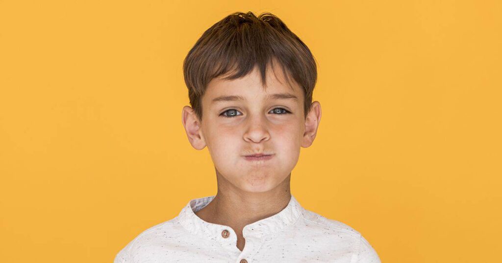 Niño con boca cerrada por mal aliento