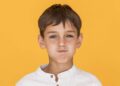 Niño con boca cerrada por mal aliento