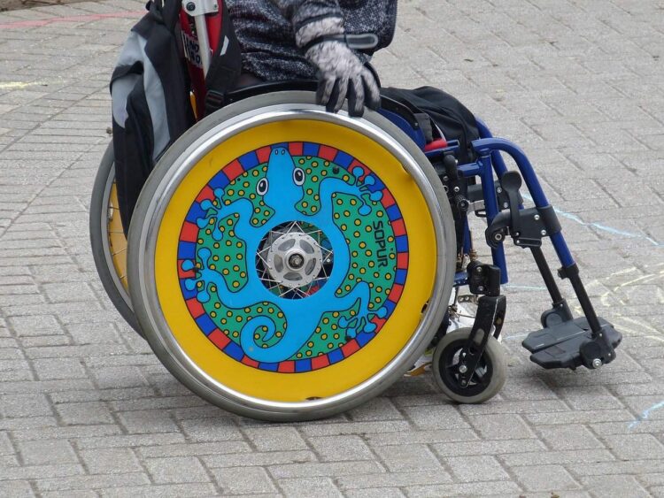 Niño con discapacidad - Silla de ruedas