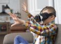 Niño con gafas de realidad virtual creado por freepik - www.freepik.es