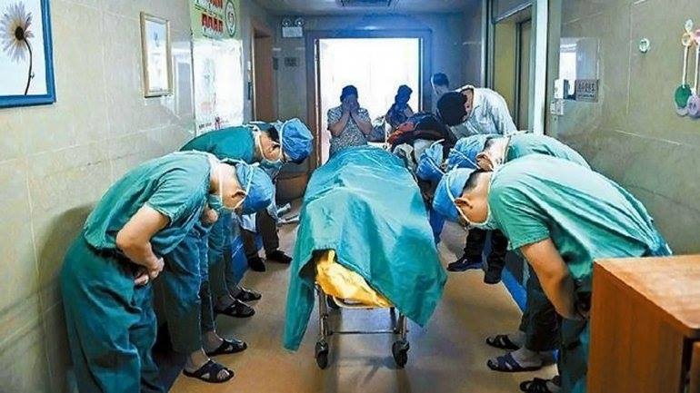 Sanitarios rindiendo tributo a un niño de 11 años