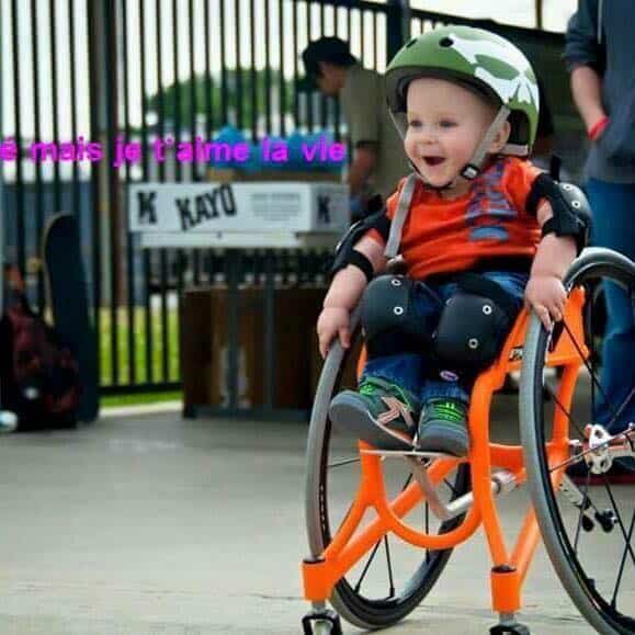 Niño en silla de ruedas