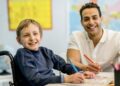 Niño en silla de ruedas educacion especial clases colegio