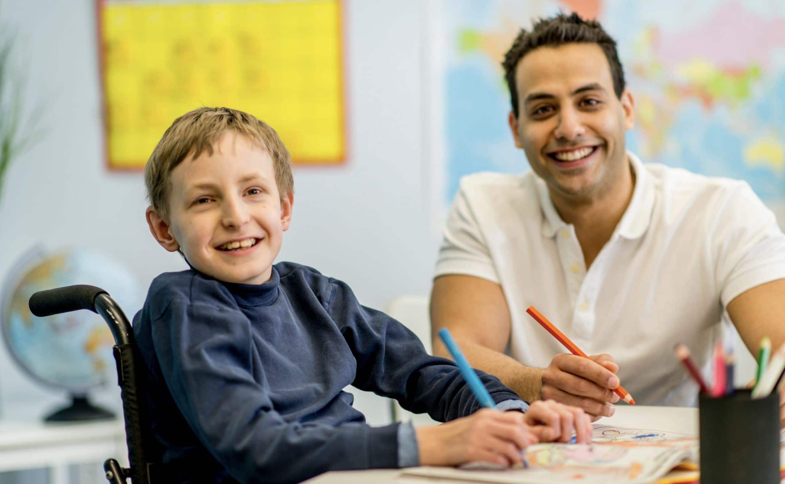 Niño en silla de ruedas educacion especial clases colegio discapacidad