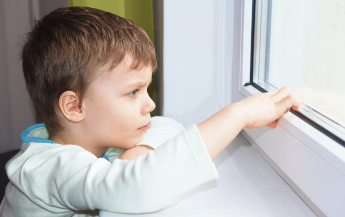 Niño en una ventana